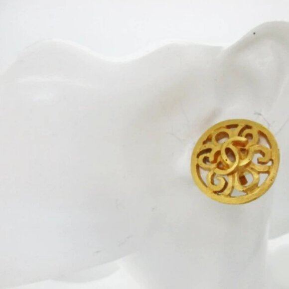 CHANEL CC Logos Round Vintage Clip-On Earrings Gold Tone 95P Auth w/Box #5847 - Picture 2 of 6